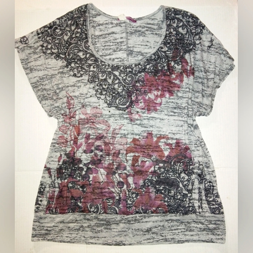 L@@K~Beautiful "JULIE'S CLOSET" Plus Size 3X unique Floral Outline Studded Top